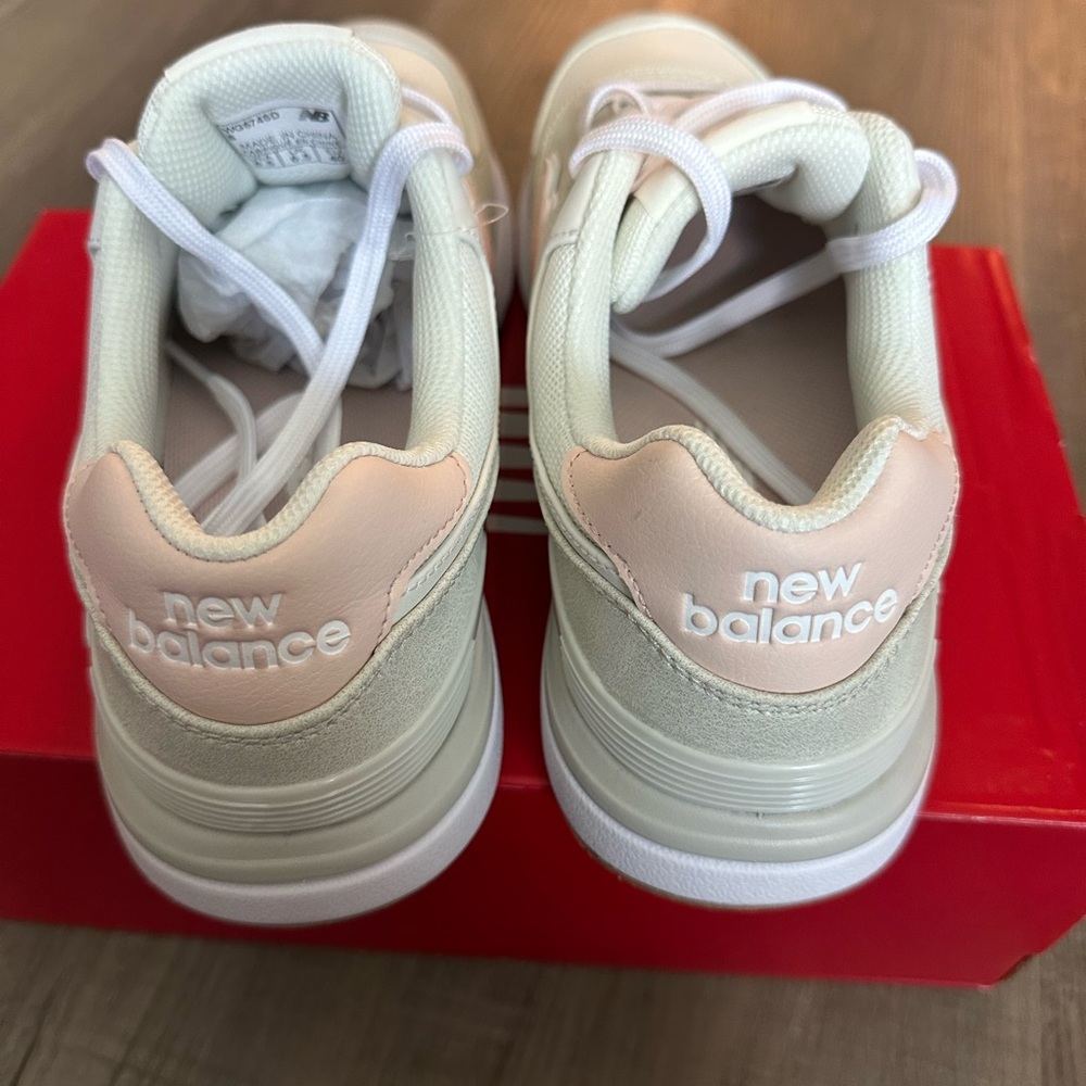 New Balance Women's Athletic Shoes in Light Grey and Pink - Picture 5 of 9